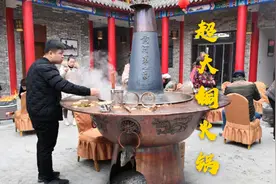 高2.2米直径1.8米重达800斤的超大铜火锅！加木炭还要用人字梯！视频封面