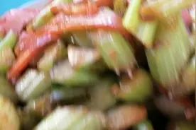 凤姐爱美食：好吃下饭的家常菜，芹菜炒葫芦卜片，简单易做又可口视频封面