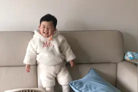 家里有个调皮又爱笑的宝宝，每天和她斗智斗勇，欢乐多多