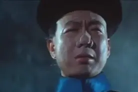 趁着胖子洗澡的时候，小伙装鬼来吓他