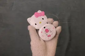 198买的HelloKitty手机开箱，开机的那一瞬：天呐，真的太萌了！视频封面