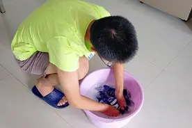 放暑假了我们在山村度假，教孩子手洗衣服，一起来看看吧！视频封面