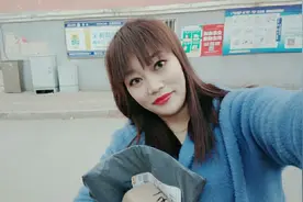 宁宁下楼拿快递，风太大，感觉自己的美发都被风吹乱了，好尴尬呀视频封面