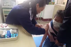 6岁女儿去打预防针，还没打就被吓哭了，只好去超市买东西补偿视频封面