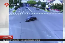 苏州：担心孩子独自在家,女司机闯红灯撞上劳斯莱斯,要赔140万！视频封面