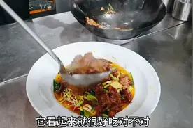 后厨实拍：老师傅用秘制香辣油做沸腾牛肉，肉嫩多汁，香味十足！