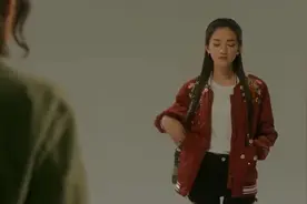 美女按照猥琐导演的话走到舞台中央，脱了外套和鞋子视频封面