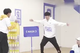 蔡徐坤调皮被抓包，小葵傲娇了：算了，不给你表演了!视频封面