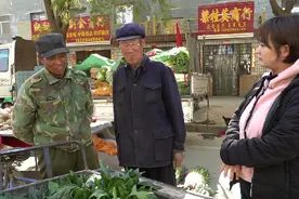 78岁老人自己种菠菜一捆卖三元，一月生活费只够买药，他如何生活