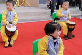 小宝贝正在演出，这个小宝宝哭着喊着要干嘛呢，原来是这样