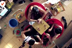 经典：天气热 大学宿舍竟成了澡堂子 边泡澡边打牌 人身巅峰