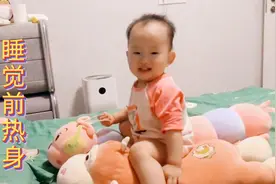 睡觉前只要开着灯就这样，，九点准时关灯闭眼就睡，从小就这规律