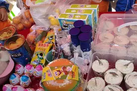 小学爱心义卖都卖什么呢，卖的最好的居然是棉花糖，想不到啊视频封面