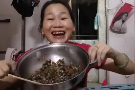 小清买了好多田螺回来吃，不过吃田螺很有意思的哦，想知进来听听视频封面
