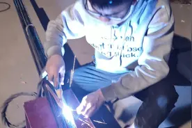 小徒弟学电焊，全程手抖冒热汗，焊出鸡屎焊的效果，新手真难教。视频封面