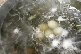 鸭蛋这样煮，好吃的根本停不下来。有机会一定要试试。视频封面