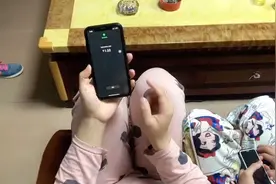 小彬买的苹果手机是假货吗？妹妹竟然可以用人脸识别打开我的手机视频封面