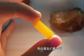 农村小伙捡到奇丑无比的石头，居然切出顶级黄龙玉，令人意想不到视频封面