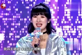32岁漂亮女老师竟嫁小6岁的学生，学生一出场，“惊呆”全场！视频封面