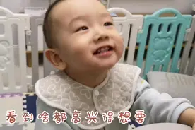 宝宝刚会走路，摇摇晃晃举着双手保持平衡，下一秒钟萌化了视频封面