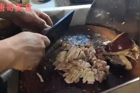 实拍玉林狗肉节，吃博白脆皮白切狗肉再来一盆石锅鱼，过瘾视频封面