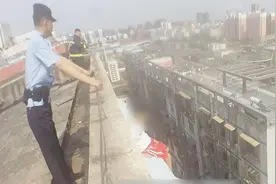 湖北17岁男生上高三压力大不想读书 与家人争吵后爬上楼顶欲跳楼视频封面