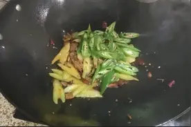青椒炒肉，先炒肉就大错特错了，酒店大厨教你正确做法，又香又辣