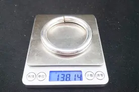 网友让小闫做一只150克的银手镯做好只有138克，成品很霸气视频封面