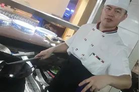 大厨做鱼头汤，不煎、也不炸，一样做出乳白的奶汤，原来诀窍在这