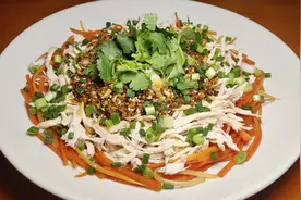 川菜特色凉拌菜，正宗麻辣鸡丝的做法，鸡肉鲜嫩入味，3分钟学会视频封面