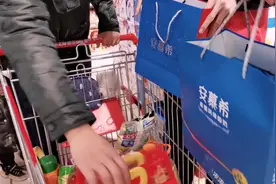 军哥给双方父母买过年礼物，两家一模一样不偏不向幸福团圆过大年