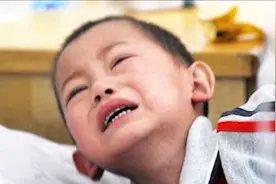 “妈妈走前给我生了个弟弟”，男孩2年没见爸妈，背后发生了什么视频封面