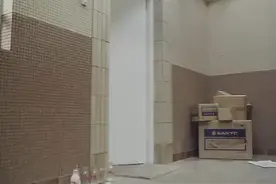 女邻居倒垃圾忘拿钥匙，便宜了隔壁老视频封面