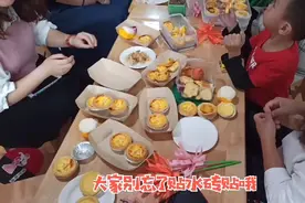 二宝妈心灵手巧，制作中式披萨参加幼儿美食节，孩子们都喜欢吃！视频封面