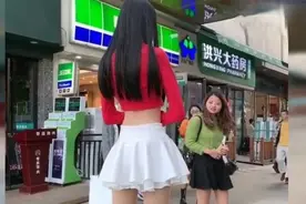 成都街头2米多的女巨人，这回头率有点夸张，但人也很漂亮视频封面