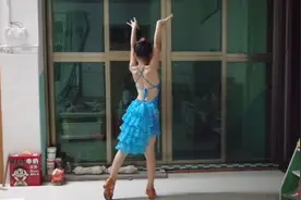 大女儿练习抖音舞蹈串烧：《隔壁泰山+卡路里+你笑起来真好看》！