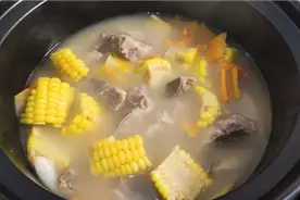 大厨教你做胡萝卜玉米猪骨汤，做法简单，汤浓味美，营养丰富