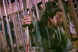 10岁小孩被抓进笼子 倭寇想杀掉 不料小孩剑法一流斩杀倭寇