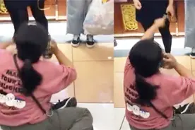 孩子在商场走散 女子瞬间崩溃坐在地上大哭 工作人员急忙上前帮助视频封面