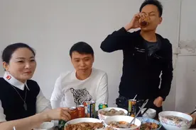 大年初二，请女儿女婿 回娘家吃团圆饭视频封面