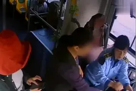 大妈冒用老年卡乘公交，被识破后竟挥拳打司机视频封面