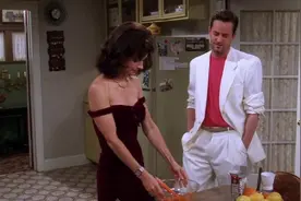 莫妮卡从小胖妞减肥成功，都是为了向钱德勒报仇