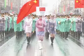 中国解放军三军仪仗队女兵首次亮相俄罗斯，俄罗斯观众激动坏了视频封面