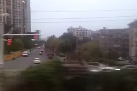 K8365次列车驶入南京站