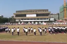 调皮的学生，运动会上男生着女装，全场沸腾视频封面