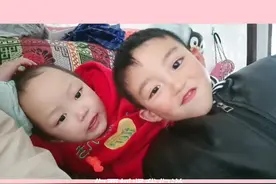 哥哥抢着唱歌被妹妹打了。视频封面