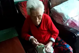 百岁老人吃冰棍