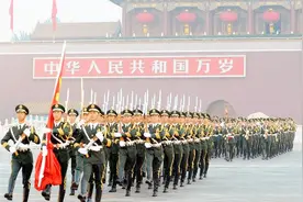 7月7日凌晨4:50分，天安门广场升旗仪式，在雨中隆重举行视频封面