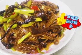 北方人民都爱吃炒粉条，小芽尝试北方菜，欢迎大家提出宝贵意见。