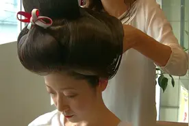 大头套、厚服饰！日本和服新娘装扮，繁琐的传统美敢试试吗？视频封面